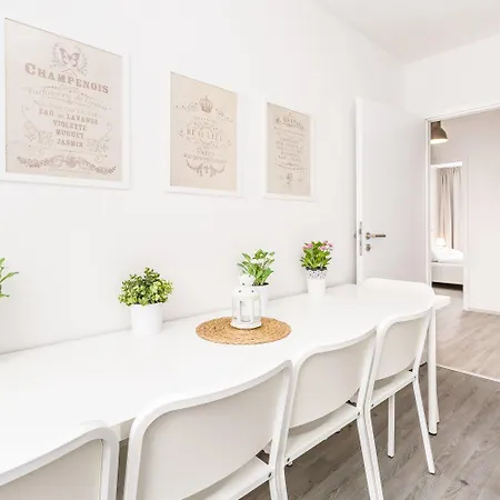 Fully Equipped With Balcony 아파트